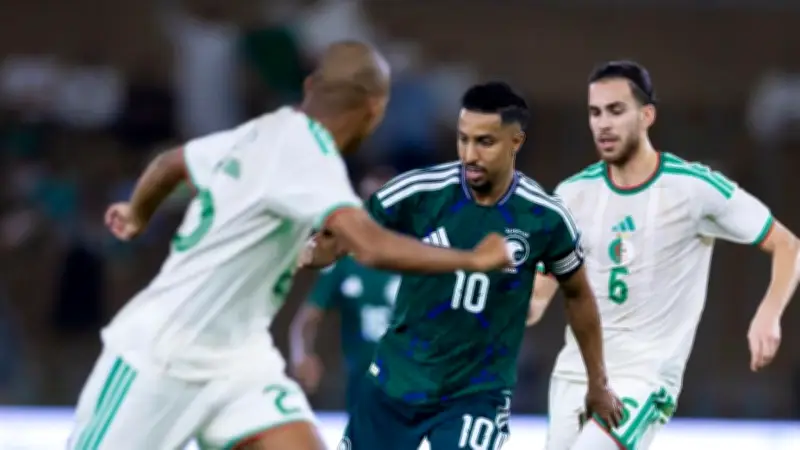 جدل حول إبعاد سالم الدوسري عن التشكيلة الأساسية للمنتخب السعودي
