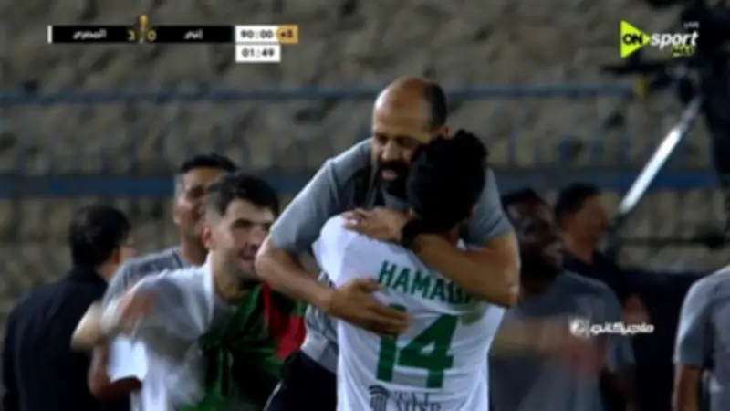عمرو محمود ياسين يحتفل بفوز المصري بلقب كأس عاصمة مصر
