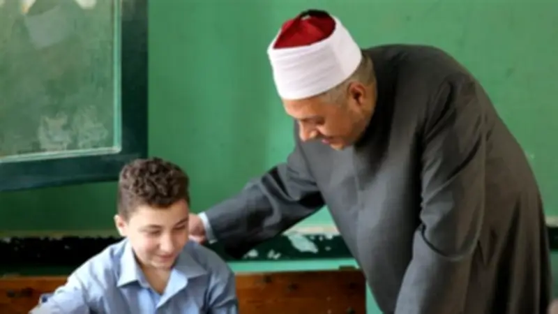 طلاب القسم العلمي بالثانوية الأزهرية يؤدون امتحان النحو اليوم