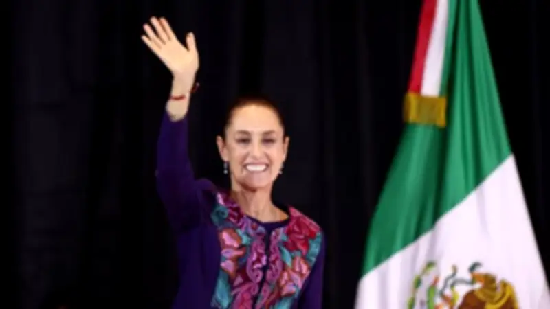 رئيسة المكسيك تسلم علم البلاد للحارس أوتشوا في وداع المنتخب قبل المونديال