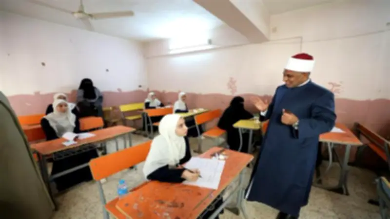 طلاب الأدبي بالثانوية الأزهرية يؤدون امتحان النحو اليوم