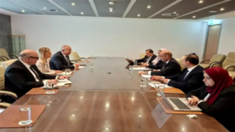 وزير العمل يبحث مع وفد دولي تطوير التدريب المهني لتشغيل الشباب في أوروبا