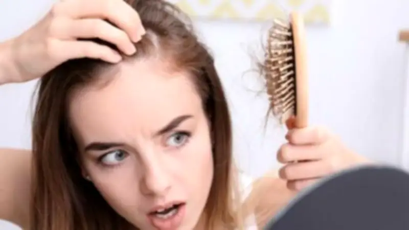 كم مرة يجب غسل شعرك في الصيف؟ دليل شامل حسب نوع الشعر