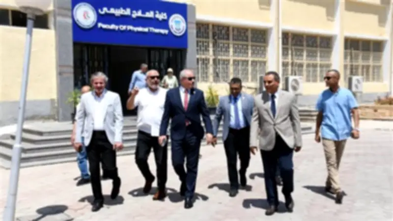 رئيس جامعة القناة يتفقد عيادات العلاج الطبيعي ويشيد بالتجهيزات