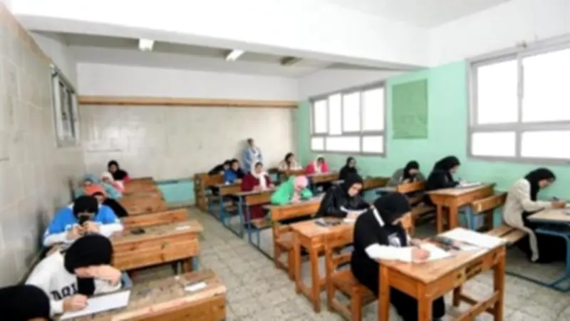 ضبط طالب حاول تصوير امتحان الجبر وإرساله لوالدته بالخصوص