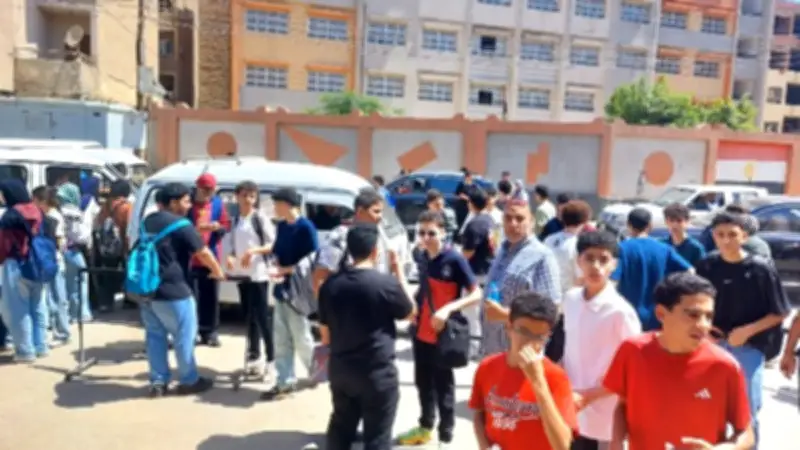طلاب الإعدادية بالقليوبية يعبرون عن سعادتهم بسهولة امتحان الجبر