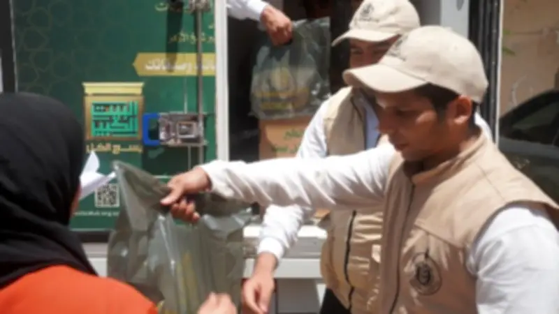 بيت الزكاة يوزع لحوم الأضاحي على عشرات آلاف الأسر في الصعيد