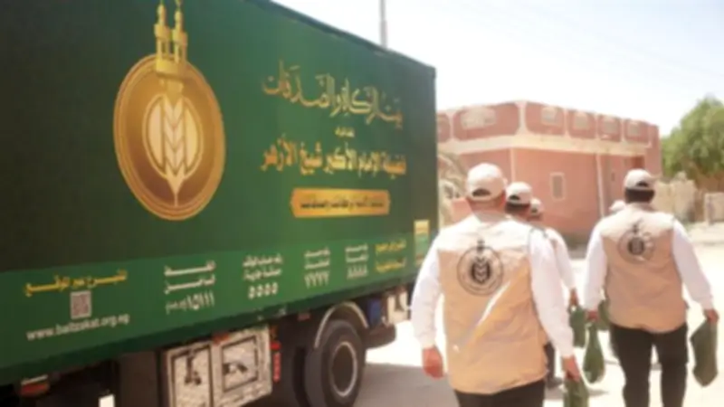 بيت الزكاة والصدقات يوزع لحوم الأضاحي على الأسر المستحقة في الصعيد