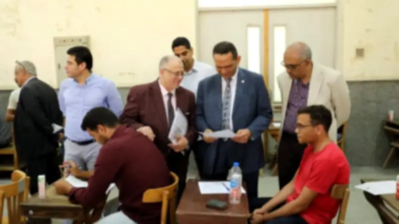 نائب رئيس الأزهر يتفقد امتحانات العلوم وطب الأسنان