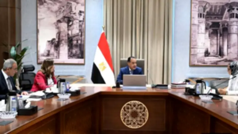 مدبولي يتابع تنفيذ المشروعات الخدمية والتنموية في الوادي الجديد