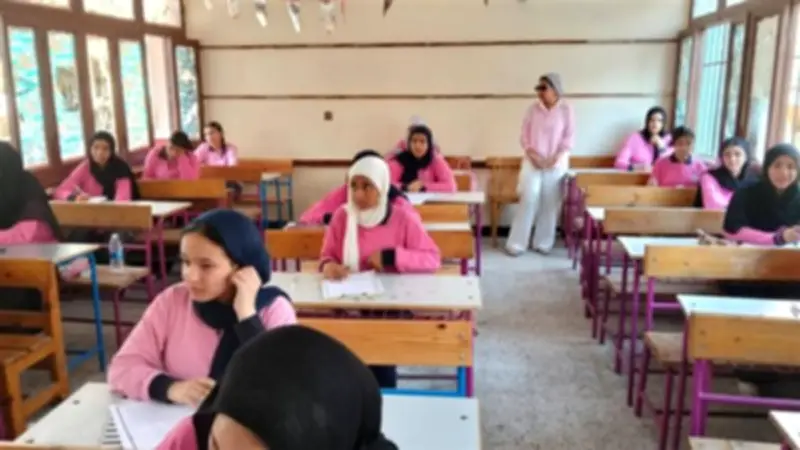 طلاب الشهادة الإعدادية بالجيزة يختتمون امتحانات نهاية العام بمادة الدراسات الاجتماعية