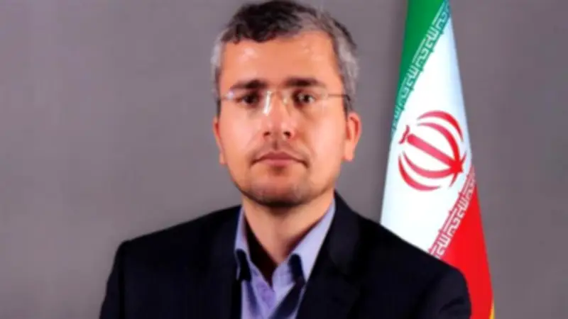 برلماني إيراني: منفذ إسقاط أباتشي الأمريكية بطل يستحق التكريم