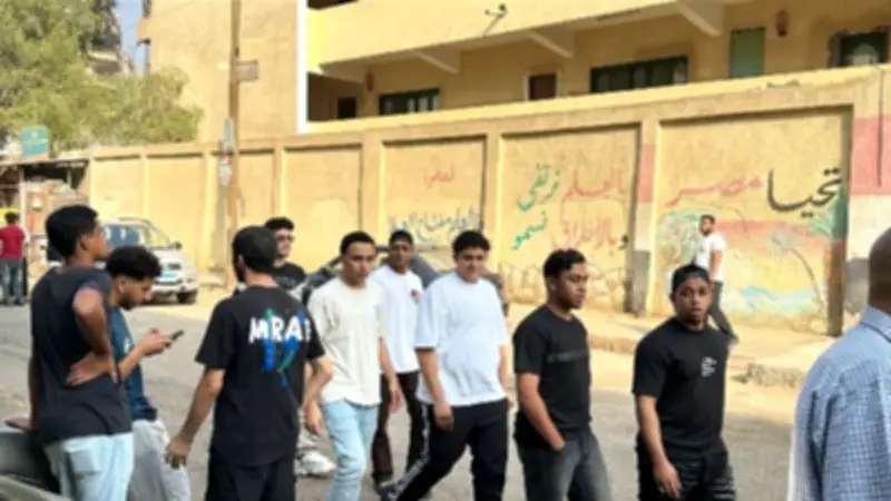 توافد طلاب الثانوية الأزهرية على لجان امتحان النحو العلمي