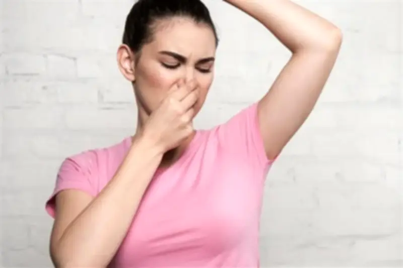 كيف تتخلصين من رائحة العرق الكريهة في الصيف بسهولة؟