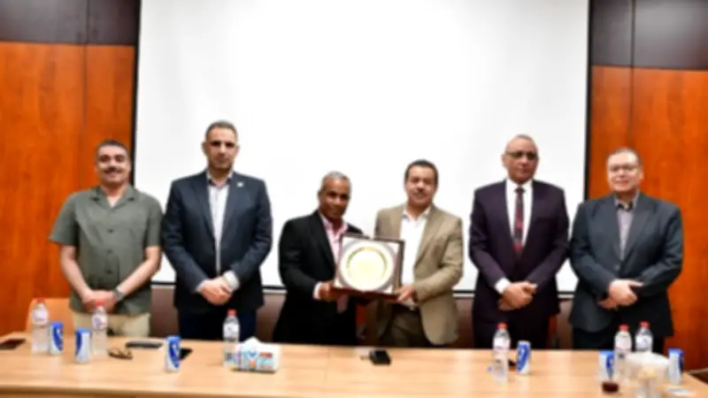 جامعة الوادي الجديد تكرم أمينها المساعد للشئون المالية لبلوغه سن المعاش