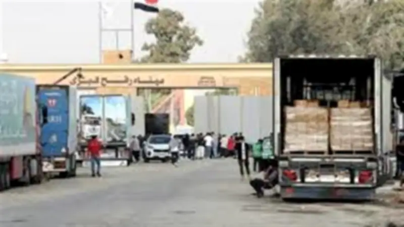 استمرار تدفق المساعدات عبر معبر رفح واستقبال دفعة جديدة من المصابين الفلسطينيين