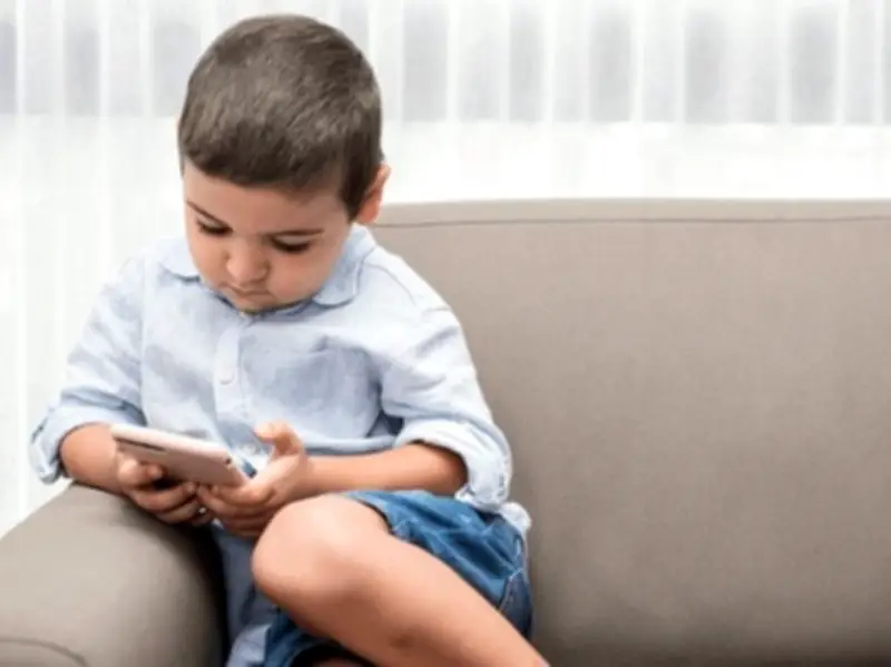 دليل الأهل للحد من استخدام الأطفال للأجهزة الإلكترونية في الإجازة