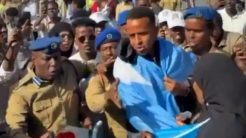 حكم إنجليزي سابق يطالب الفيفا بتعويض الحكم الصومالي عمر أرتان