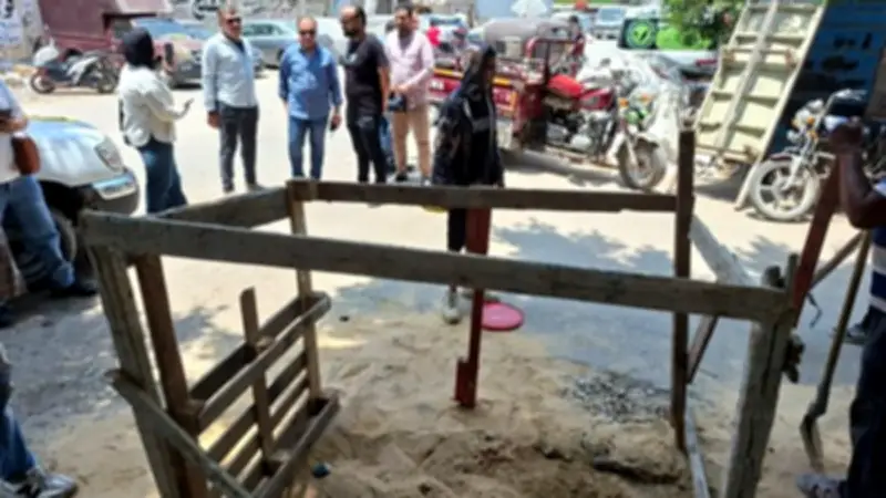 هبوط أرضي بعمق مترين أمام مسجد العيسوي بالمنصورة والأجهزة تؤمن المنطقة