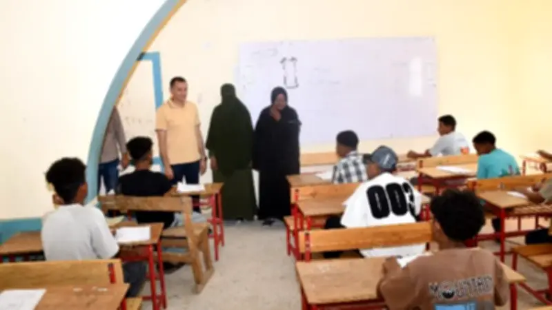 محافظ أسوان يفاجئ مدرسة كلابشة الجديدة ببحيرة ناصر لمتابعة الامتحانات