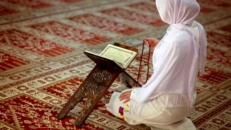 الإفتاء تحسم الجدل حول حكم صلاة المرأة بالبنطلون الضيق