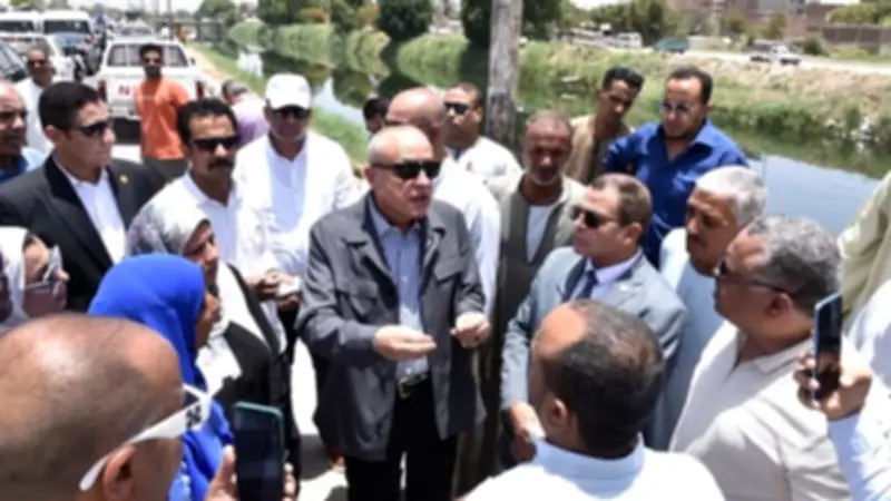 محافظ الأقصر يتفقد انهيار طريق إسنا ويقرر التنسيق مع كلية الهندسة