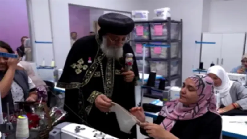 هدايا يدوية من مرضى بهية للبابا تواضروس خلال زيارته الإنسانية