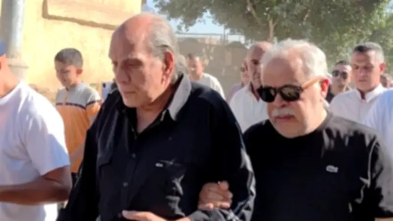 نقيب الممثلين يتقدم جنازة الفنان عبد العزيز مخيون في البحيرة