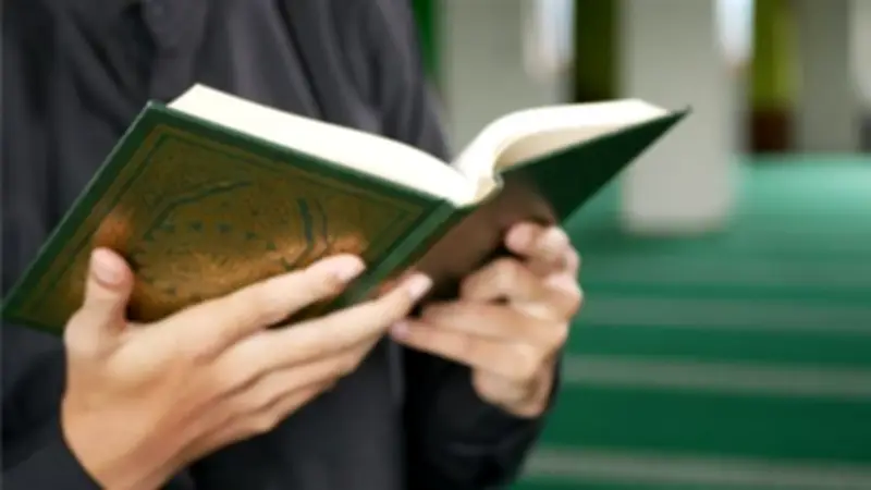 هل يجوز للمرأة قراءة القرآن دون حجاب؟ أمين الفتوى يوضح الحكم