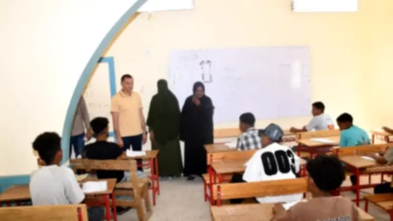 محافظ أسوان يفاجئ مدرسة كلابشة النائية لمتابعة امتحانات الإعدادية
