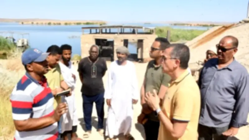 محافظ أسوان يتفقد قرية توماس وعافية ويستمع لمطالب الأهالي على ضفاف بحيرة ناصر