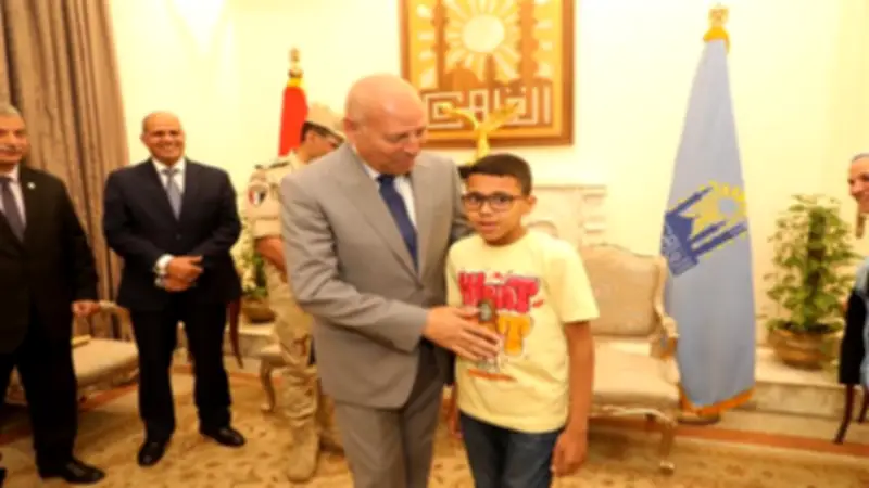 محافظ القاهرة يهدي طالبًا من ذوي الهمم جهاز لاب توب لمساعدته في دراسته