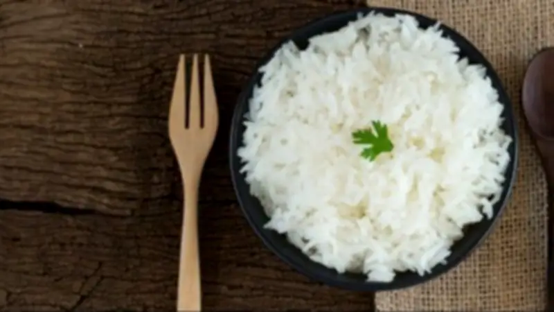 تحذير خطير: لا تترك الأرز المطبوخ خارج الثلاجة في الصيف