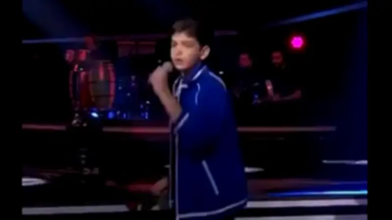 موقف جريء من متسابق ذا فويس كيدز يهدي وردة لداليا مبارك