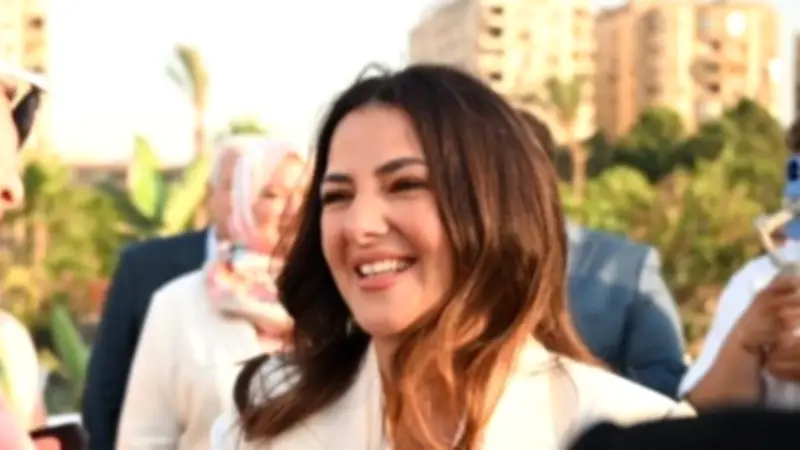 دنيا سمير غانم تلتقط الصور مع الأطفال بعد تعيينها سفيرة لليونيسيف