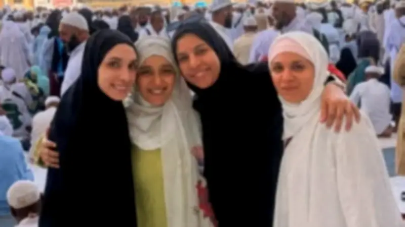 دنيا سامي ورحمة أحمد تؤديان العمرة معًا في مشهد روحاني أمام الحرم