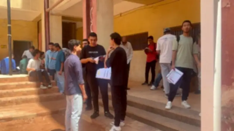 لحظة دخول طلاب الثانوية الأزهرية امتحان مادة التوحيد بالفيديو