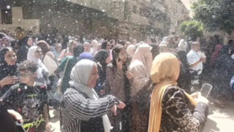 ولية أمر تشعل الألعاب النارية احتفالًا بانتهاء امتحانات الإعدادية بالزقازيق
