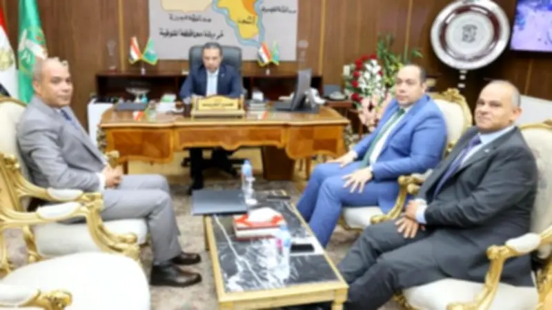محافظ المنوفية يناقش خطط تطوير الخدمات مع شركة الغاز والطب البيطري