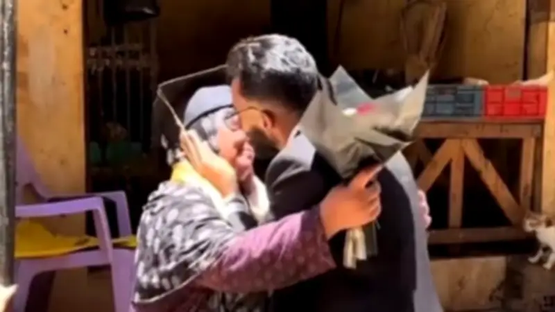 خريج هندسة يحتفل بتخرجه مع والدته بائعة الدواجن في لقطة مؤثرة