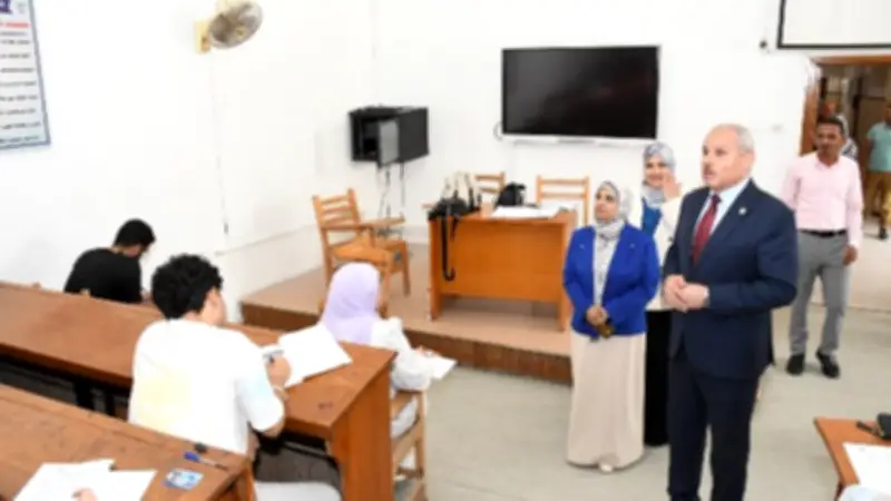 رئيس جامعة قناة السويس يتفقد لجان امتحانات كلية التمريض ويؤكد توفير الأجواء المناسبة