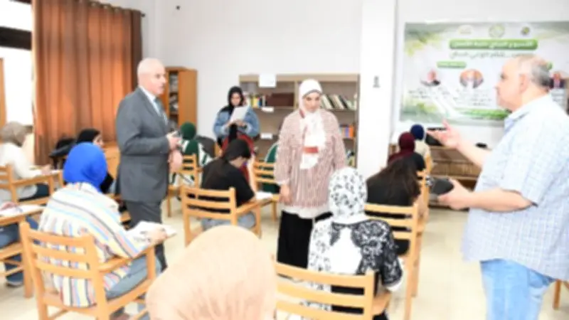 رئيس جامعة قناة السويس يتفقد لجان امتحانات كلية الألسن ويشيد بالتنظيم