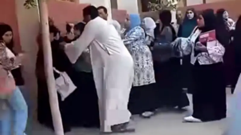 فيديو صادم لاعتداء أولياء أمور على معلمة بسبب منع الغش في مدرسة