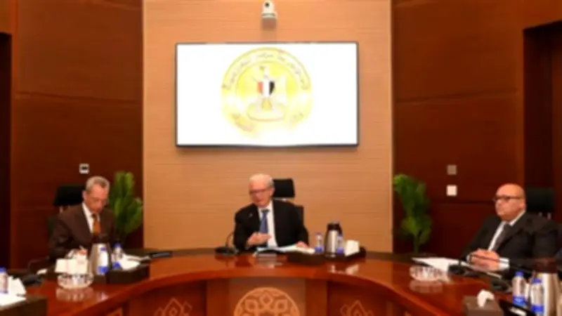 حسين عيسى يتابع برنامج تطوير الشركات المملوكة للدولة وتحسين نظم الإدارة