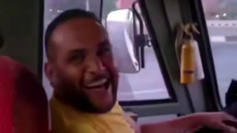 مشهد صادم على دائري المنيب: سائق تريلا يرقص أثناء القيادة ويهدد حياة المارة