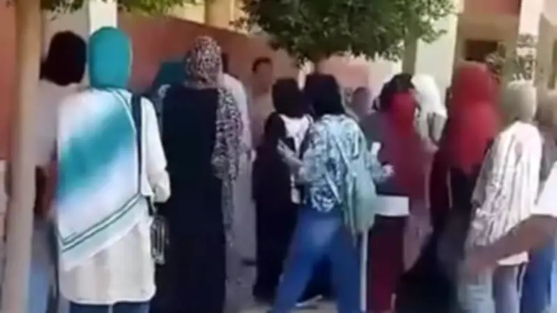 أولياء أمور يتشاجرون أمام مدرسة بالشرقية.. والتعليم تنفي اعتداء على معلمة