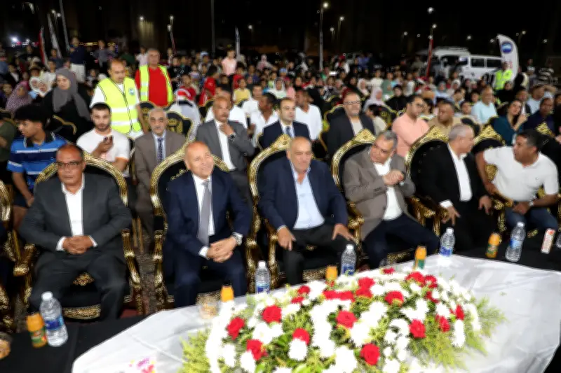 محافظ القاهرة يتفاعل مع الجماهير في حي الأسمرات لمتابعة افتتاح كأس العالم عبر الشاشة العملاقة