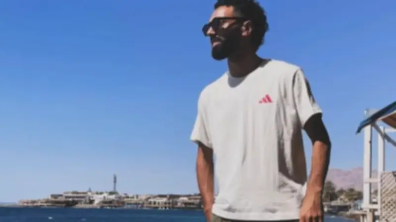 حسين الشحات يشارك جمهوره أجواء الصيف من أمام البحر
