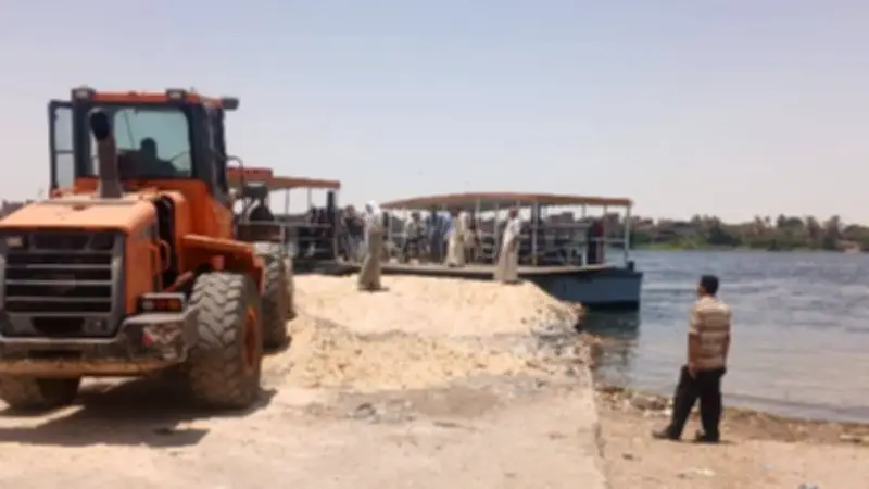 محافظ أسيوط يتابع تطوير المرسى الشرقي للعبارة النهرية بقرية مجريس في صدفا