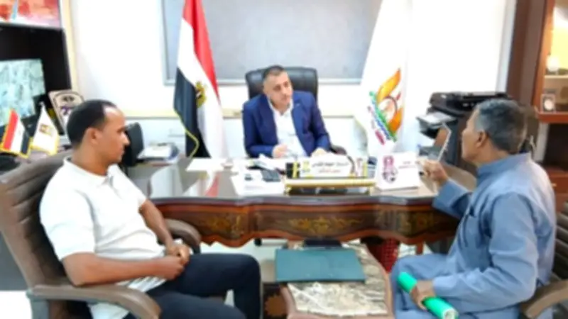 رئيس مركز الداخلة بالوادي الجديد يواصل لقاءاته اليومية مع المواطنين لبحث مطالبهم